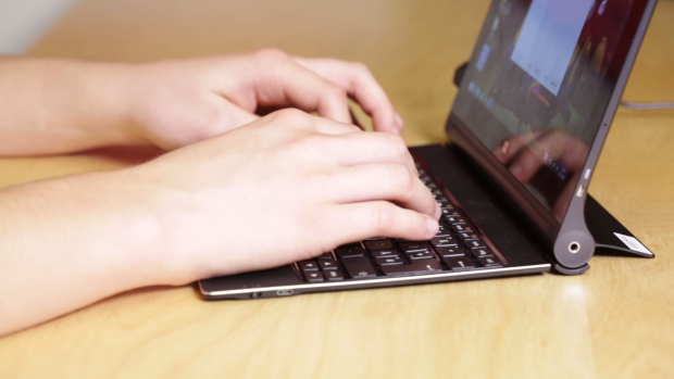 Die Tasten federn leider sehr stark.(Bild: Fabian Hamacher/Golem.de)